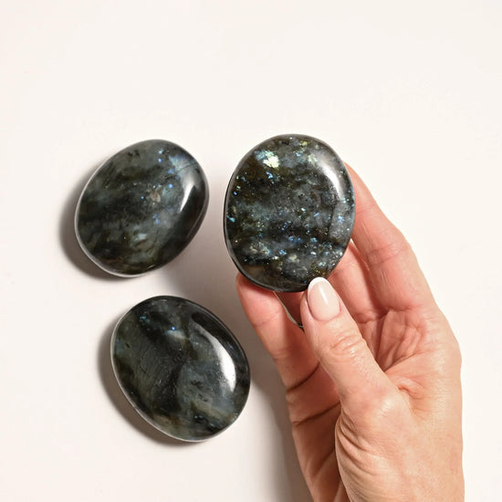 Holding_Labradorite_Palm_Stone_35d118f4-01c7-43b4-bf76-b57296d7f3f4 - Maison Éthérique