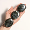 Labradorite_palm_stone1_581f760d-5dd3-4100-9793-a0182dec6e9e - Maison Éthérique