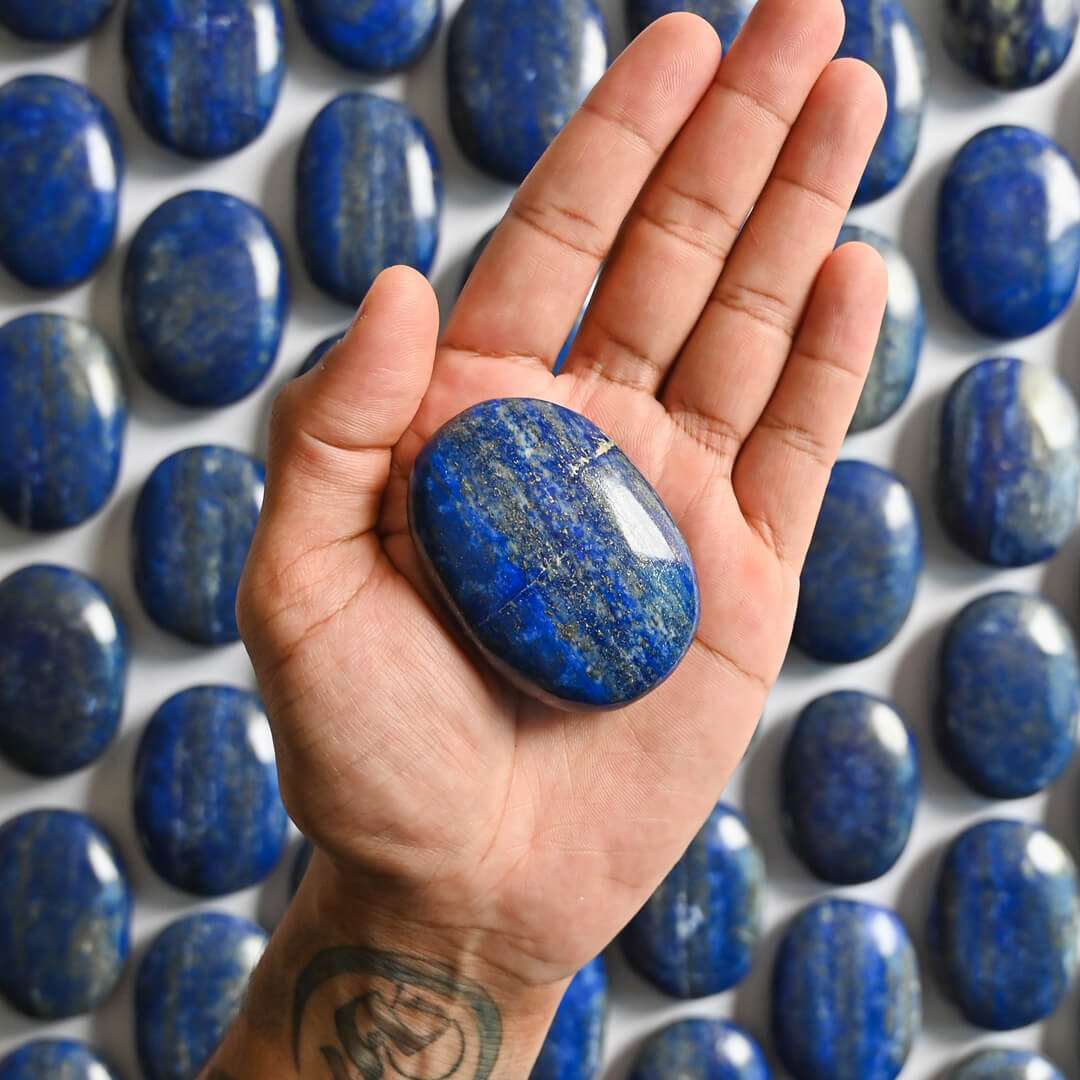  A Lapis Lazuli Palm Stone on hand