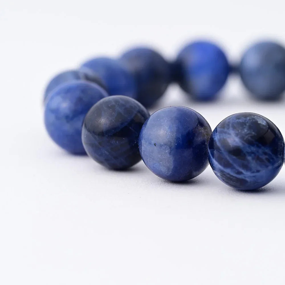 Sodalite-Crystal-bracelet-closeup-Maison-Etherique - Maison Éthérique